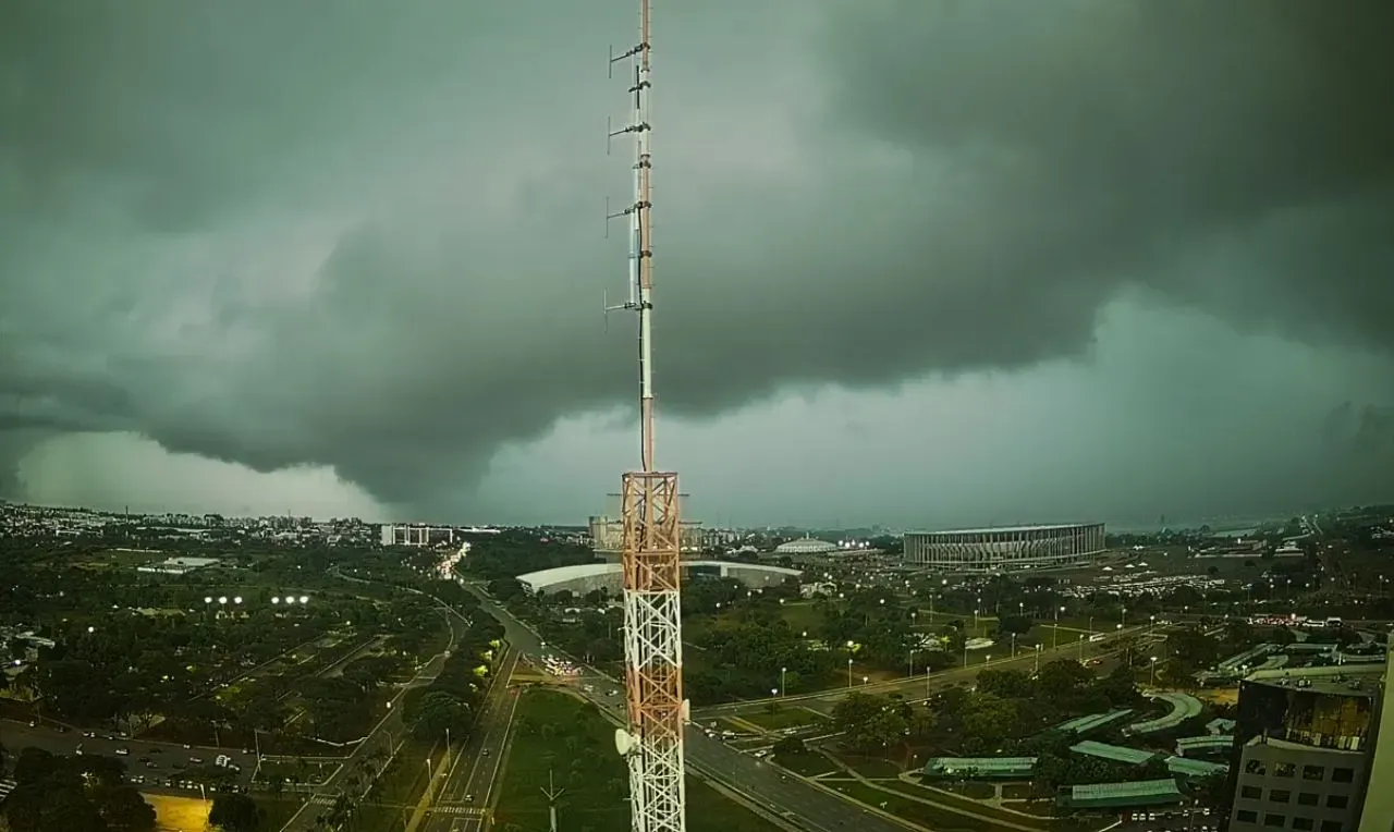 A imagem mostra o avanço de chuva em Brasília/DF